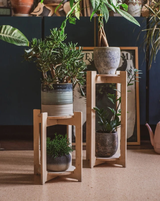 drewniany stojak podłogowy na kwiaty