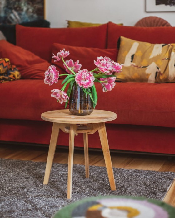 lekki stolik kawowy na czterech nogach