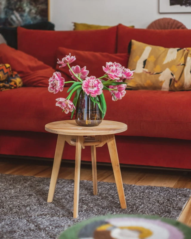 lekki stolik kawowy na czterech nogach