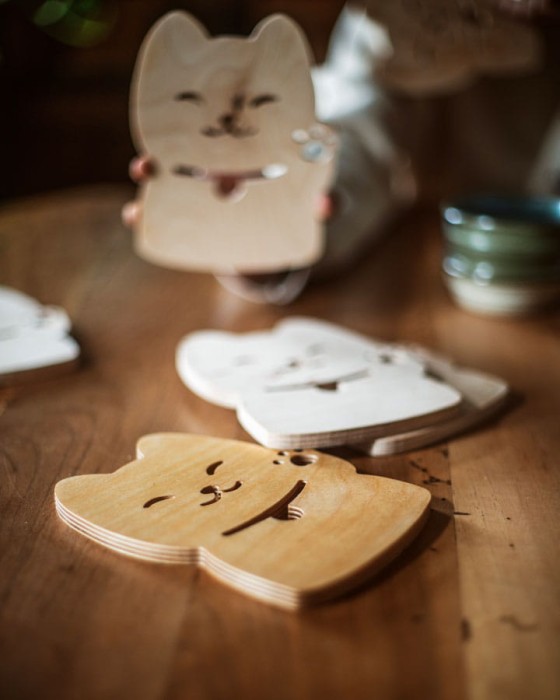 kot Maneki Neko ze sklejki