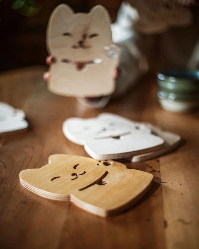 kot Maneki Neko ze sklejki