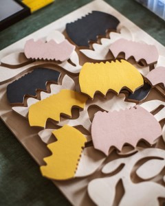 drewniany obraz przestrzenny z kwiatami - kolorystyka elementów