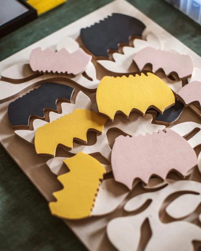 drewniany obraz przestrzenny z kwiatami - kolorystyka elementów