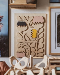 drewniany obraz przestrzenny z kwiatami