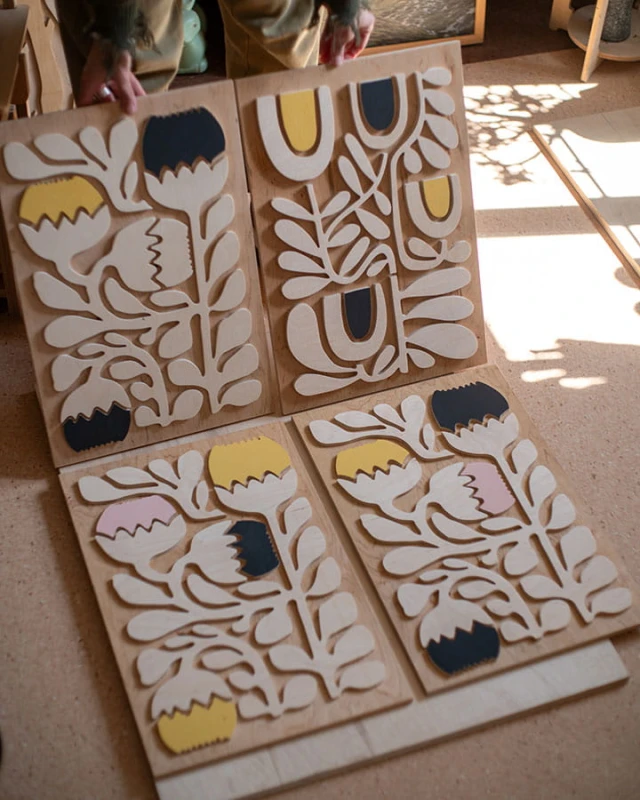 drewniany obraz przestrzenny z kwiatami