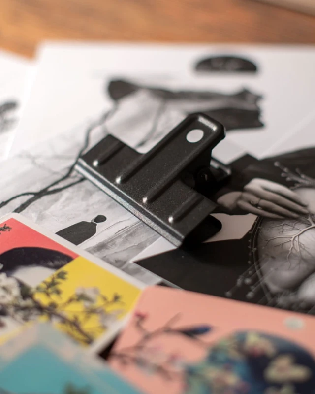 czarny metalowy klips