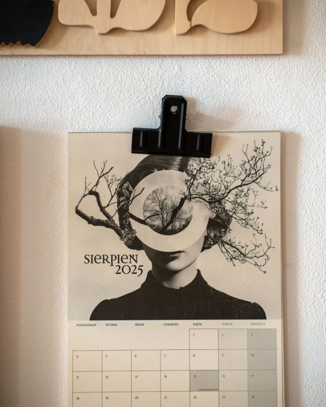 czarny metalowy klips