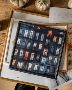 kamienica - plakat w drewnianej ramie