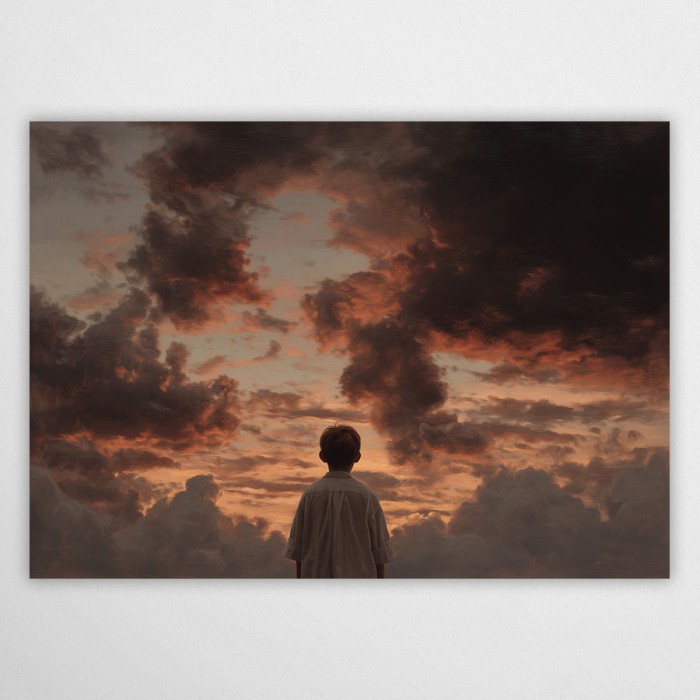 Plakat przedstawiający postać dziecka widzianą od tyłu, stojącą na tle monumentalnego, miedzianego nieba o zmierzchu z gęstymi, kłębiastymi chmurami w odcieniach brązu i pomarańczu.