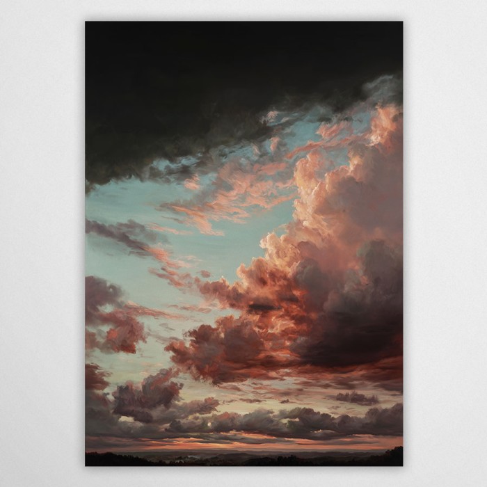 Ekspresyjny plakat z malarską wizją nieba o zachodzie słońca. Skłębione chmury w kolorach różu i błękitu pod ciemnym, burzowym niebem.