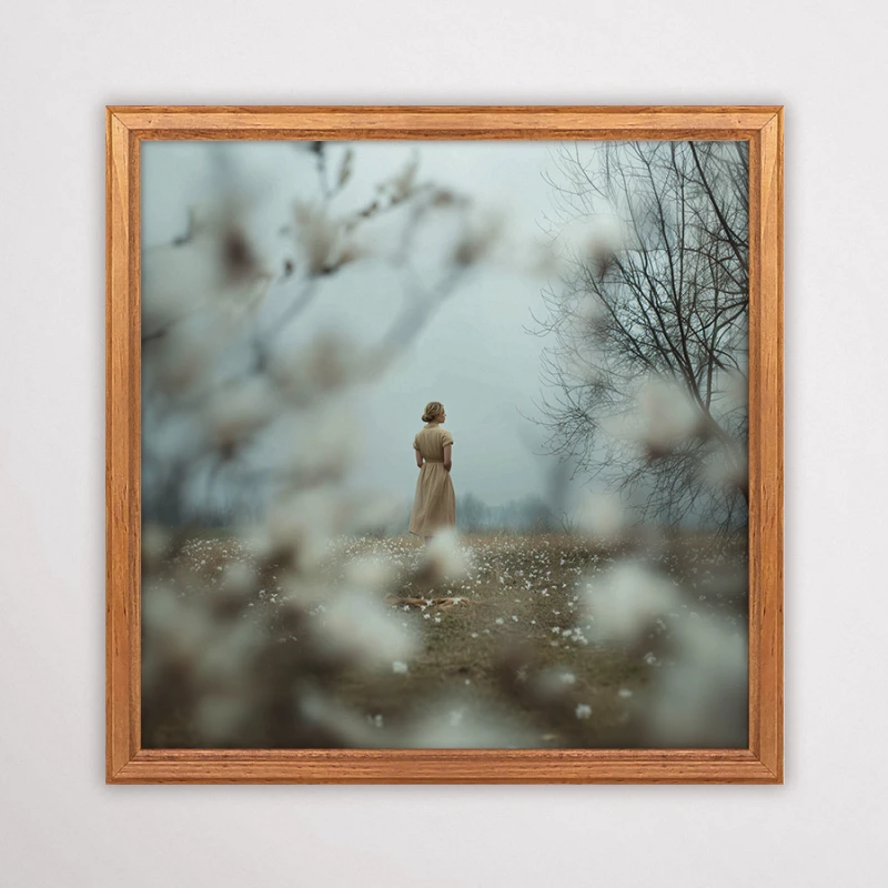 Plakat artystyczny z kobietą w beżowej sukni na tle zamglonego pola kwiatów, nastrojowa fotografia w stylu vintage i boho.