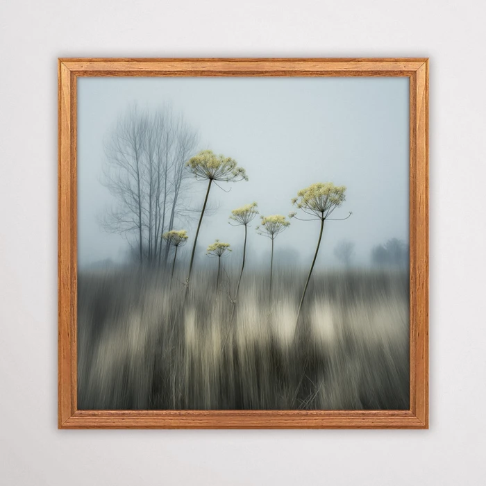 Minimalistyczny plakat z dzikimi trawami i ostami wyłaniającymi się z mgły, botaniczna dekoracja ścienna w stylu skandynawskim.