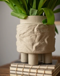 duża doniczka na stopkach