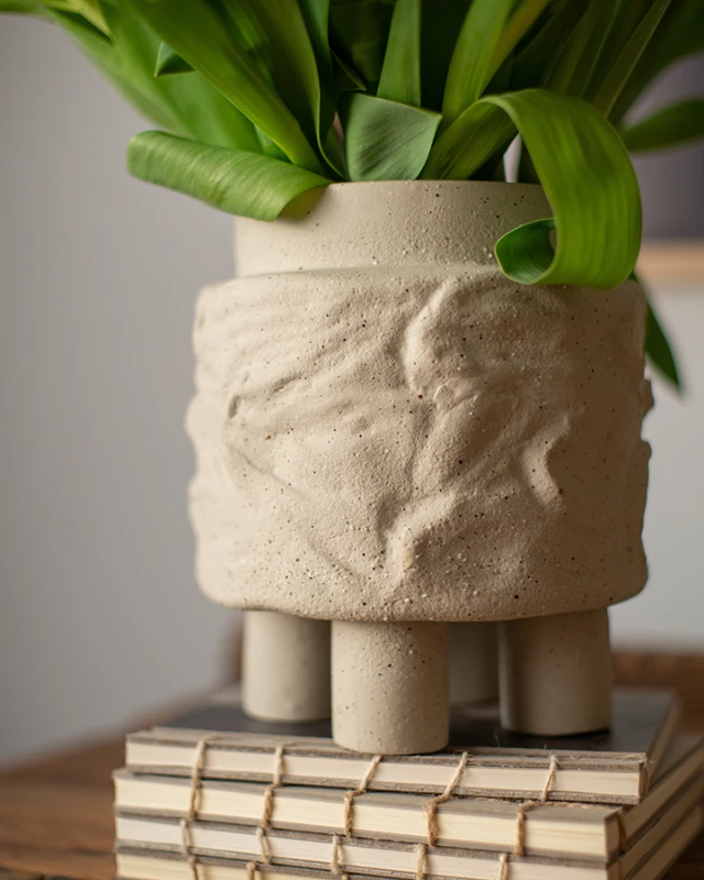 duża doniczka na stopkach