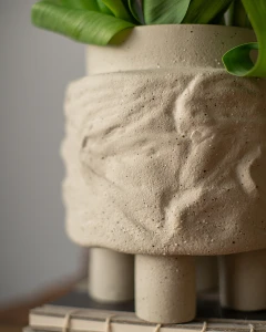 duża doniczka na stopkach