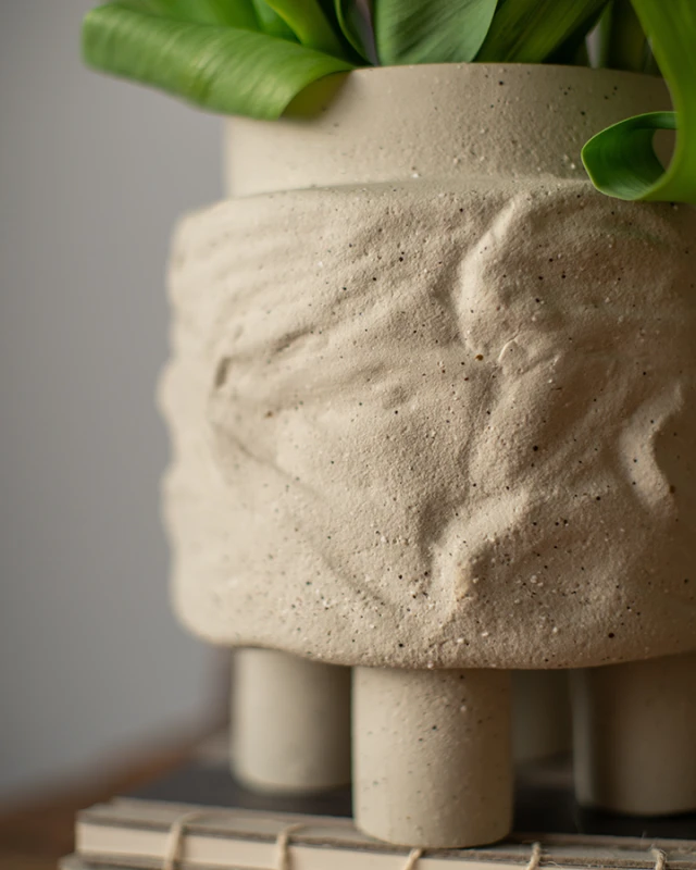 duża doniczka na stopkach