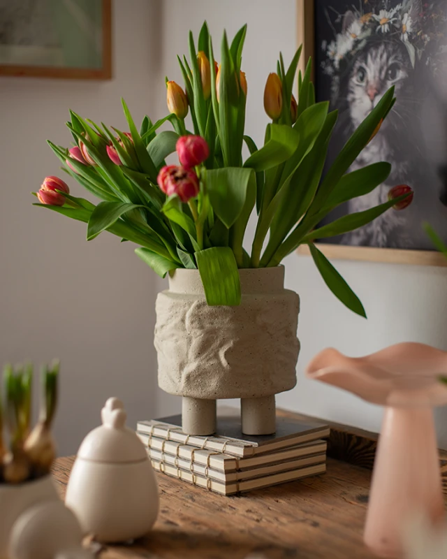 duża doniczka na stopkach