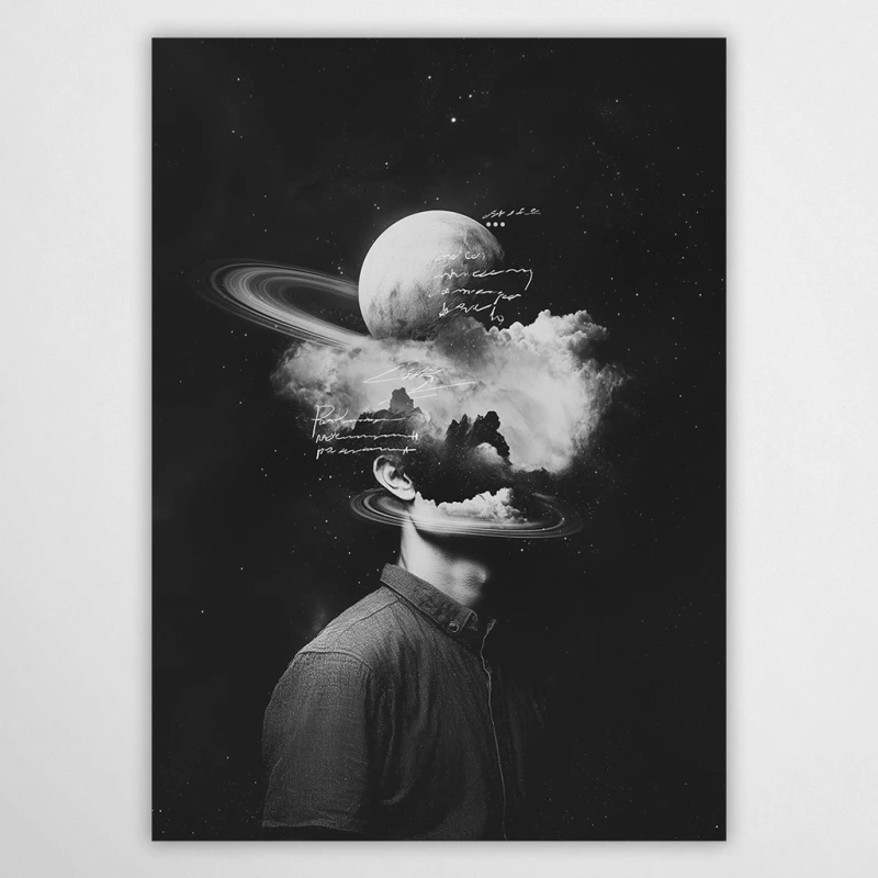Surrealistyczny plakat czarno-biały przedstawiający postać mężczyzny, którego głowa przechodzi w kosmiczny krajobraz z planetą, pierścieniami Saturna i chmurami. Nowoczesna grafika ścienna w stylu minimalistycznym, idealna do salonu lub biura.